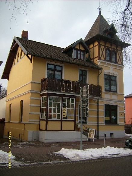 Haus von links